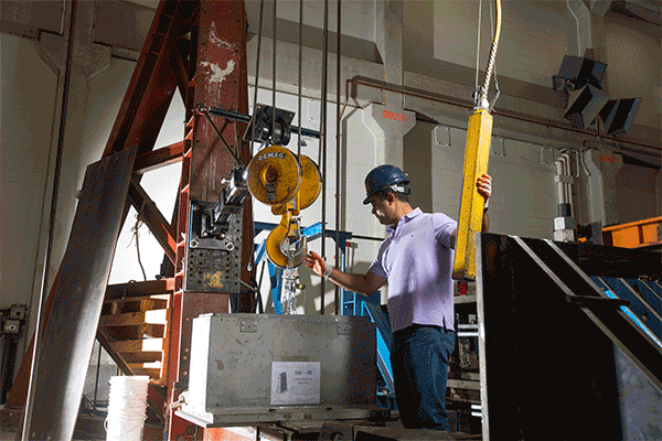 Animation of a crane lifting a telescopic wall.